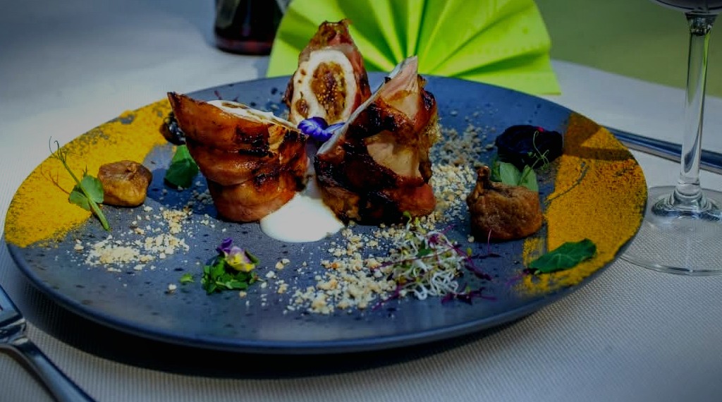 Stuffed chicken course with red wine